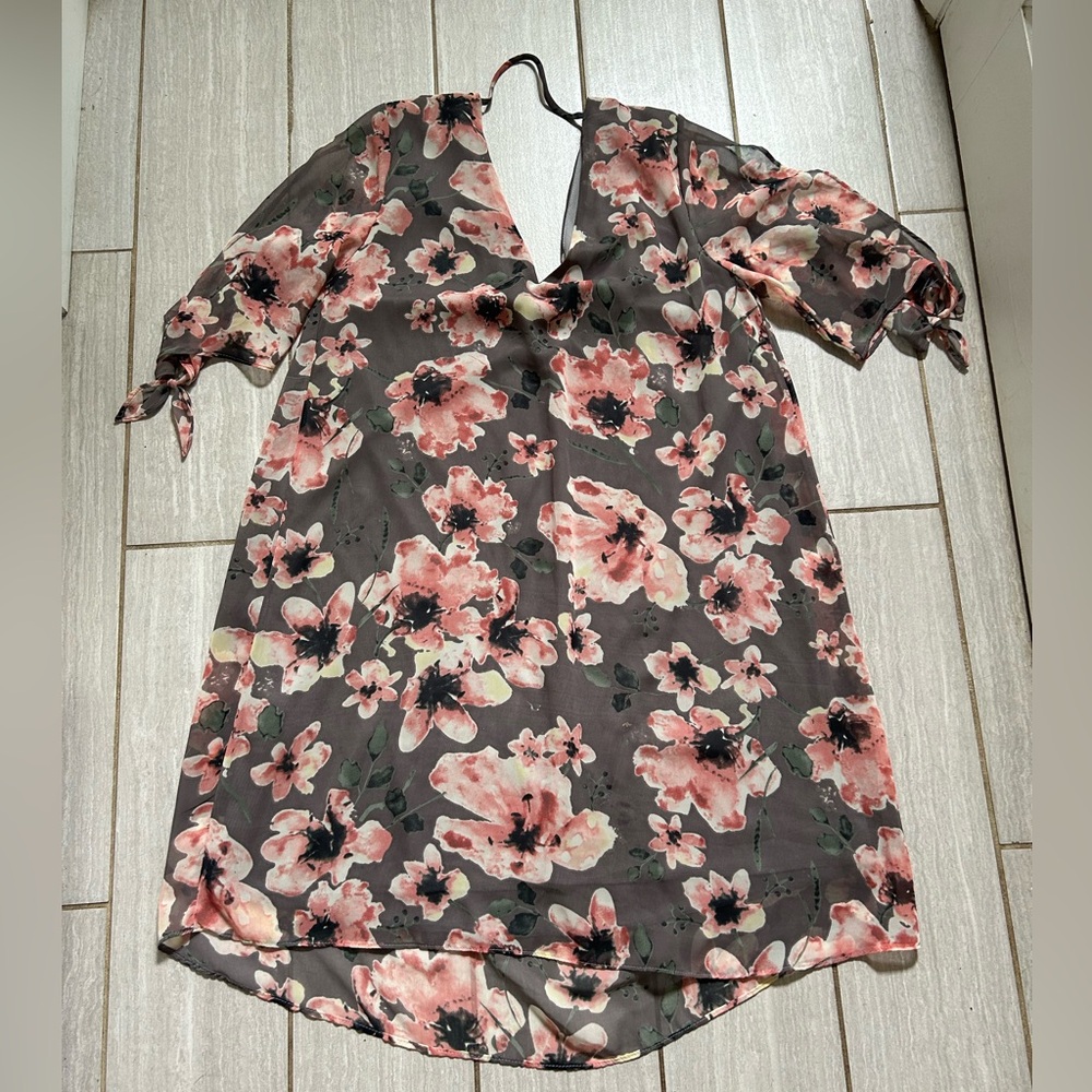 Soprano gray floral dress, size small